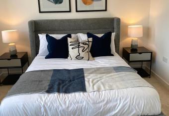 Comfortable double room & single room in vibrant Hatfield neighbourhood has Balcony rooms