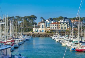 Studio has Balcony rooms