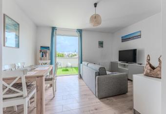 La Teste coeur de ville has Balcony rooms