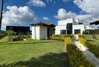 Finca Oriente Antioque  o -A 40 minutos de Medell  n has rooms with a private hot tub