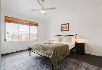 Loft 2 bedroom Retreat in Yarraville has Balcony rooms
