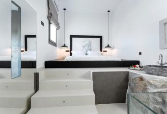 Liostasi has rooms with a private hot tub