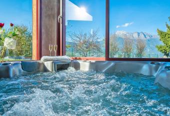 AlpiZen centre de Ressourcement allows 18 year olds to book a room