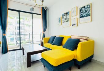 Cozy 2B1R condo Forest City has Balcony rooms