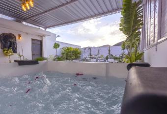 Aravali Villa Homestay with Rooftop Jacuzzi has rooms with a private hot tub