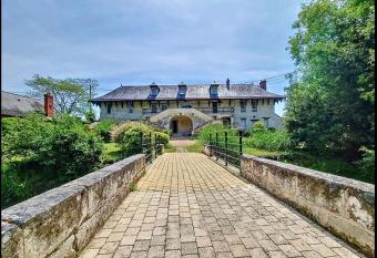Domaine Jeanne de Laval has Balcony rooms