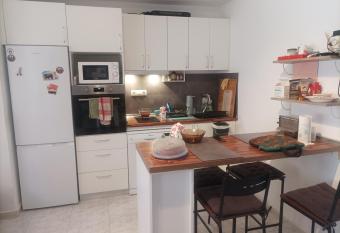 Piso centro fuengirola allows 18 year olds to book a room