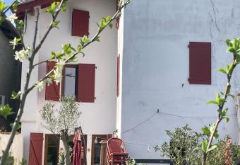 Atypique Maison Basque has Balcony rooms