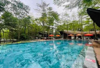 Dai Lai Resort- Forest Villa has rooms with a private hot tub