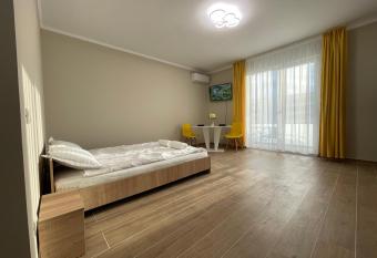 Apartament R&R has rooms with a private hot tub