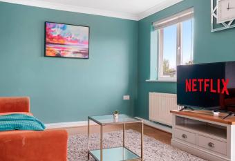 Luxurious 2-Bedroom Apartment with Free Parking allows 18 year olds to book a room