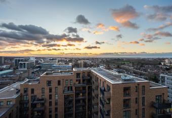 Sunset Retreat: Steps from Heathrow/Twickenham allows 18 year olds to book a room