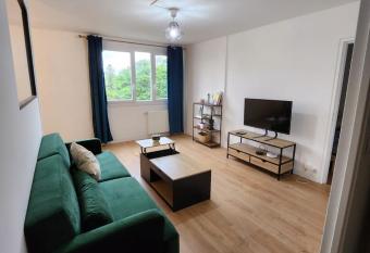 Le Montreuillois ! Parking priv   et M  tro    proximit   allows 18 year olds to book a room