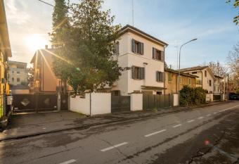 J-Guest House has Balcony rooms