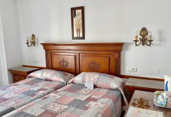 Hostal Dianes has Balcony rooms