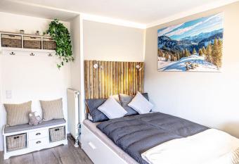 Mirabell - charmante Ferienwohnung im Allg  u has Balcony rooms