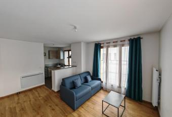 Nice apartment with terrace near Stade de France has Balcony rooms