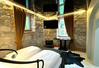 Historical Luxury Homes - Luxus Loft Wallstreet has rooms with a private hot tub