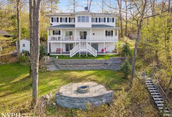 1553 Red Tail has Balcony rooms