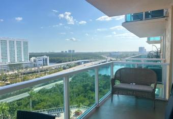 Enjoy an endless summer! has Balcony rooms