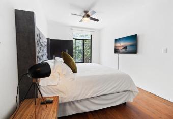 MS Suite Comoda Inmejorable Ubicacion 150MB 119A allows 18 year olds to book a room