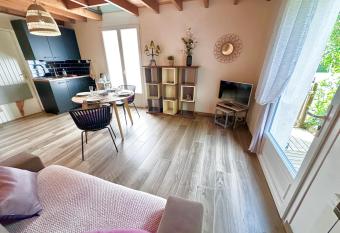 Happy cocooning has Balcony rooms