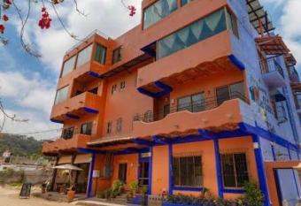 Posada Las Flores has Balcony rooms