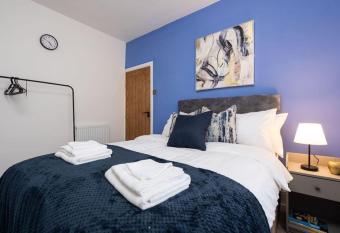Home in Merseyside, Birkenhead, Wirral Peninsular has Balcony rooms