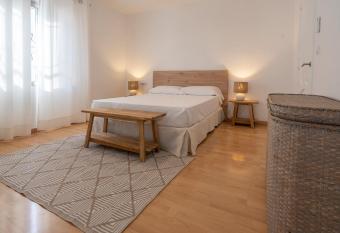 Villa Alkatur Habitaciones y piscina allows 18 year olds to book a room