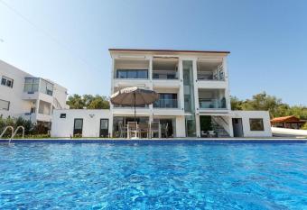 Vale de Para  so Pech  o allows 18 year olds to book a room