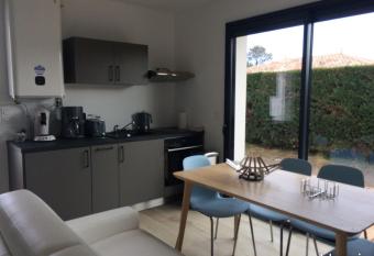 Joli studio de 25m2 avec terrasse, id  al pour un couple has Balcony rooms