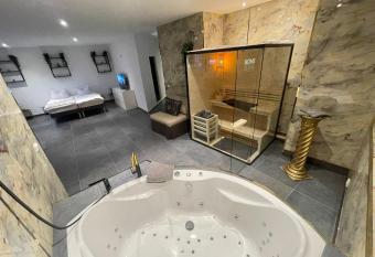 Suite Julius Cesar has rooms with a private hot tub