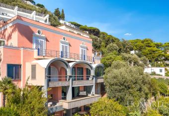 Villa Sirenella has rooms with a private hot tub