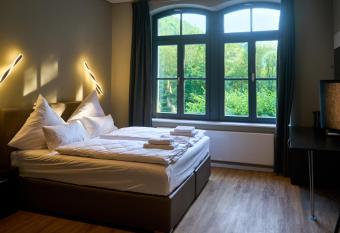 VILLA FIRST im Sophienhof has rooms with a private hot tub