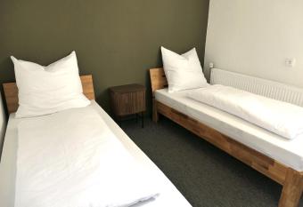 Stilvolle Erdgeschoss-Wohnung: Gem  tlich eingerichtet mit eigenem Eingang has Balcony rooms