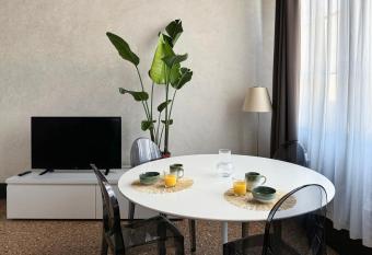 [Venice Central] Luxury Suite ~ Jacuzzi + Patio A/C has rooms with a private hot tub