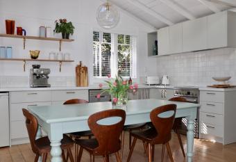 The Moreporks Cottage has Balcony rooms