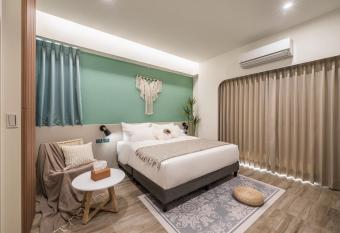 Winding Alley has Balcony rooms