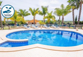 Villa Tropical Bay by Algarve Vacation allows 18 year olds to book a room
