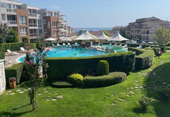 Sunny Island Studio has Balcony rooms