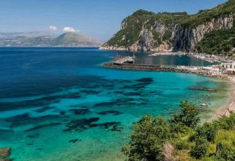 Villa capri meravigliosa has rooms with a private hot tub