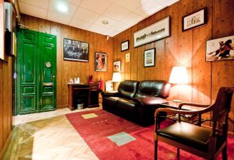 Hostal Asunci  n has Balcony rooms