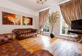 Elegant Georgian Listed Townhouse has Balcony rooms