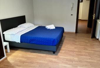 DOLCEVITA EUR 2 has rooms with a private hot tub