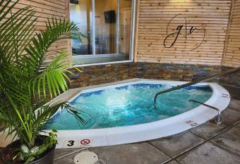 Cozy Villa 3 mins to Mohegan- Fully Stocked with King Bed & Fireplace- Jacuzzi, Saltwater Pools, Sauna has Balcony rooms