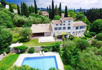 Olive tree garden villa with heated swimming pool and jacuzzi has rooms with a private hot tub