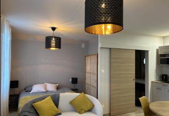 Dynastie - Le Repaire de Maltus  has Balcony rooms