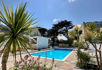 Pine Lodge allows 18 year olds to book a room