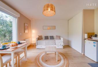 Studio central, proximit   imm  diate A  roport has Balcony rooms