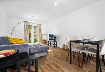 Spacious 4-Bed House in Leicester Free parking allows 18 year olds to book a room